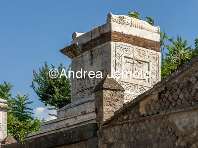 Necropolis of Porta Ercolano Tomb of priest Caius Munatius Faustus e di Naevoleia Tyche - Side with cargo ship | Andrea Jemolo