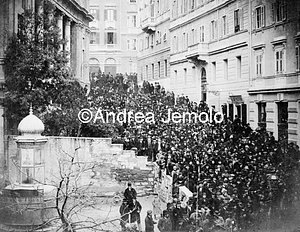 The crowd leaves the Politeama Rossetti in Trieste after a meeting for the Italian University - 15 dicembre 1901  | Andrea Jemolo