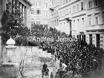 The crowd leaves the Politeama Rossetti in Trieste after a meeting for the Italian University - 15 dicembre 1901  | Andrea Jemolo