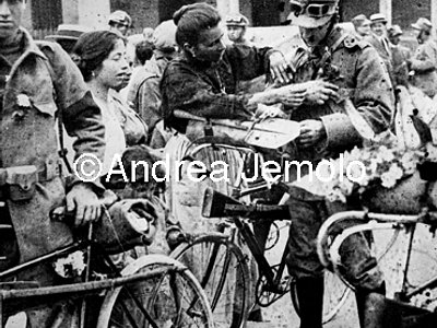 Departure of the Volunteers of cyclists Rome: the flower of the mother  | Andrea Jemolo