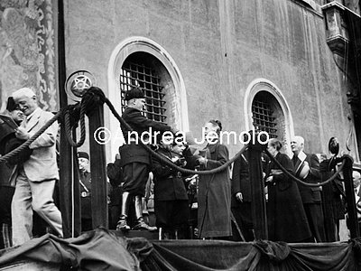 Mussolini delivery booklets board at 1000 workers of Roma  | Andrea Jemolo