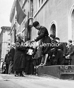 Mussolini delivery booklets board at 1000 workers of Roma  | Andrea Jemolo