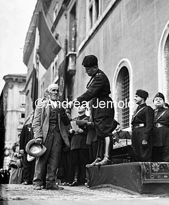 Mussolini delivery booklets board at 1000 workers of Roma  | Andrea Jemolo