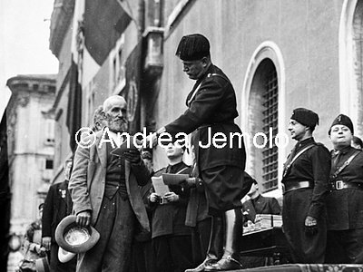 Mussolini delivery booklets board at 1000 workers of Roma  | Andrea Jemolo