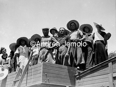 Mussolini threshing the first wheat in Sabaudia  | Andrea Jemolo