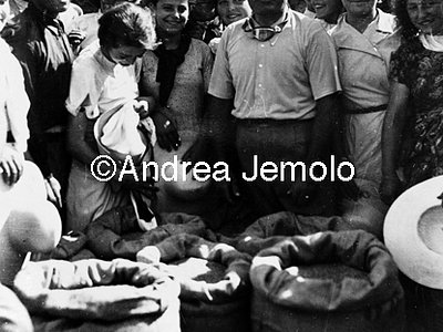 Mussolini threshing the first wheat in Sabaudia  | Andrea Jemolo