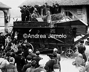 Mussolini threshing the wheat in Milan  | Andrea Jemolo