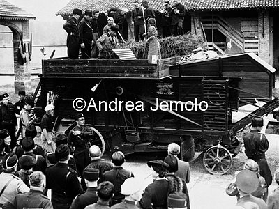 Mussolini threshing the wheat in Milan  | Andrea Jemolo