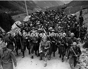 The troops cross the border with France  | Andrea Jemolo