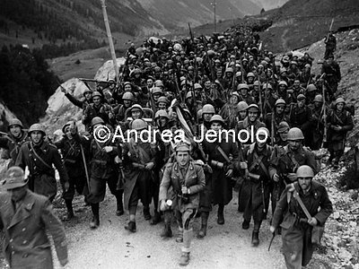 The troops cross the border with France  | Andrea Jemolo