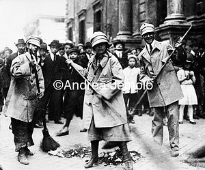 Fascist squads - Ines Donati and others replace other scavengers on strike - Rome  | Andrea Jemolo