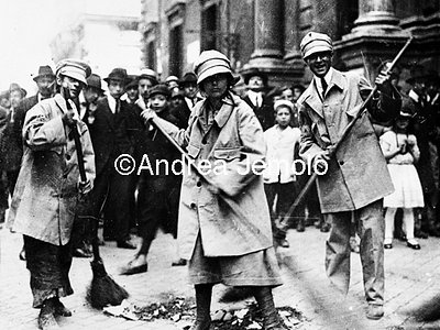 Fascist squads - Ines Donati and others replace other scavengers on strike - Rome  | Andrea Jemolo