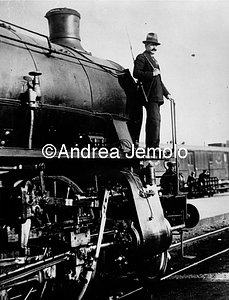 Fascist squads - Striking rail workers - Armed guards near the locomotive - Rome  | Andrea Jemolo