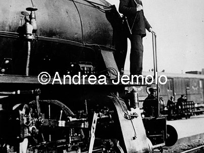 Fascist squads - Striking rail workers - Armed guards near the locomotive - Rome  | Andrea Jemolo