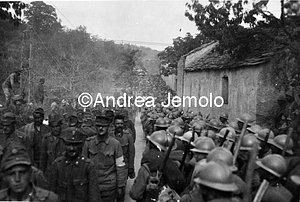 Italian soldiers that go up and Austrian prisoners coming down - Sabotino  | Andrea Jemolo