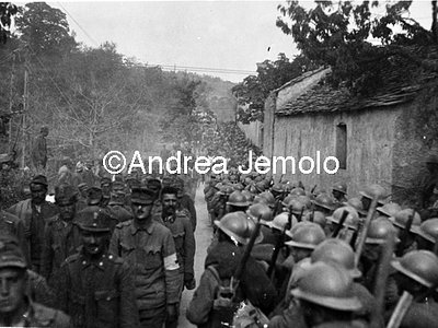 Italian soldiers that go up and Austrian prisoners coming down - Sabotino  | Andrea Jemolo