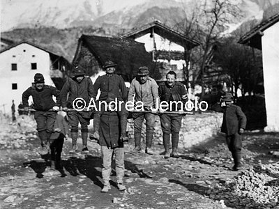 Italian soldiers are engaged in feats of strength  | Andrea Jemolo
