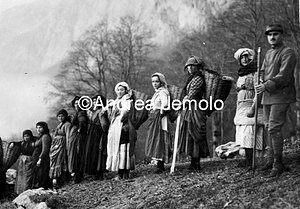 Women carrying gravel  | Andrea Jemolo