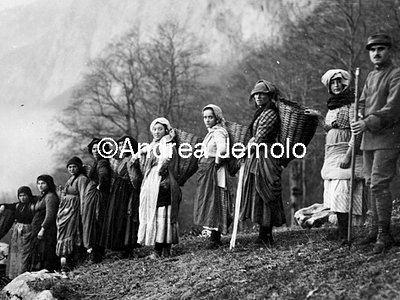 Women carrying gravel  | Andrea Jemolo