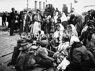 Messina earthquake Survivors waiting to board - Photograph of Luca Comerio | Andrea Jemolo