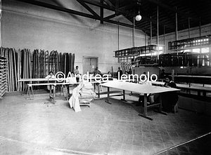 Fratelli A & C Gaggia - Industrie Aviatorie meridionali - Napoli Operaie rivestono le ali con tela - Industria bellica | Andrea Jemolo