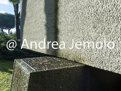 Monumento ai martiri delle Fosse Ardeatine Dettaglio di un appoggio del monolite rivestito di scapoli di tufo | Andrea Jemolo