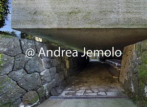 The monument to the Fosse Ardeatine’s martyrs The gap between the perimentral walls and the monolith | Andrea Jemolo