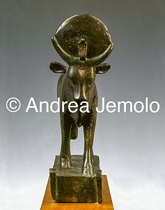Egyptian museum Cow-Hathor and Padisematawi, schist, Tell Abu Yassin | Andrea Jemolo