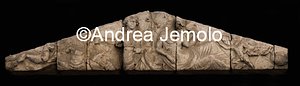 Antiquarium Tempietto di Dioniso - Frontone con scena di ierogamia tra Dioniso e Afrodite | Andrea Jemolo