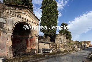 Necropoli fuori Porta Ercolano Monumento funerario ad alta nicchia semicircolare | Andrea Jemolo