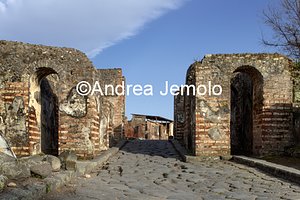Cinta muraria Porta Ercolano da via dei Sepolcri | Andrea Jemolo