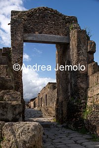 City walls Porta Nocera in oscan  | Andrea Jemolo