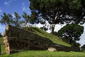 City walls View of the section between Porta Nocera and the amphitheater | Andrea Jemolo
