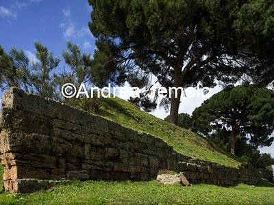 City walls View of the section between Porta Nocera and the amphitheater | Andrea Jemolo