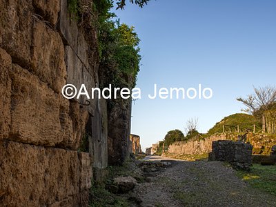 Cinta muraria Porta Sarno con via dell’ Abbondanza | Andrea Jemolo
