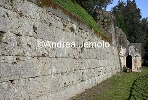 City walls Section with tower between the amphitheater and Porta Sarno | Andrea Jemolo