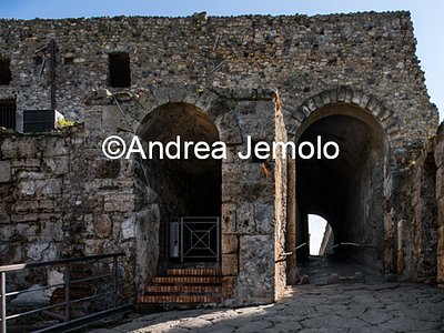 Cinta muraria Porta Marina con i due fornici di ingresso | Andrea Jemolo