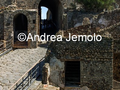 Cinta muraria Porta Marina con i due fornici di ingresso | Andrea Jemolo
