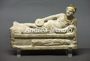 National Antiquarium Marble statuette of a female Genius, with gold ring, necklace, diadem and dressed in chiton and cloak | Andrea Jemolo