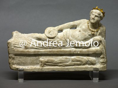 National Antiquarium Marble statuette of a female Genius, with gold ring, necklace, diadem and dressed in chiton and cloak | Andrea Jemolo