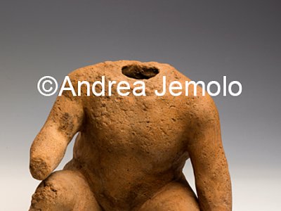 Depositi Statuina acefala di fanciullo terracotta dal santuario di Privati, stipe votiva | Andrea Jemolo