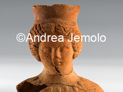 Depositi Busto femminile con alto copricapo terracotta dal santuario di Privati, stipe votiva | Andrea Jemolo