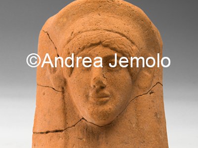 Depositi Busto femminile con copricapo terracotta dal santuario di Privati, stipe votiva | Andrea Jemolo