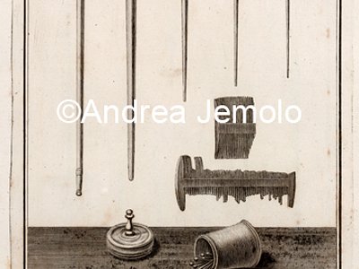 Museo Archeologico Nazionale Aghi crinali, pettini e pisside in osso, dalla Villa di Diomede a Pompei in "Antichità di Ercolano. Rami inediti" II | Andrea Jemolo