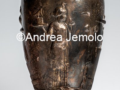 Museo Archeologico Nazionale Bicchiere con Iside che porta una statuetta del dio-falco Sokaris verso un’ara, argento, da Pompei | Andrea Jemolo