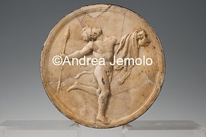 Archaeological National museum Villa of Diomedes - Oscillum with Dancing Satyr bearing tirso and kantharos, marble | Andrea Jemolo