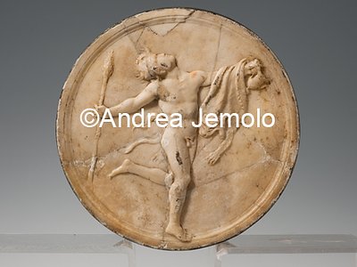 Museo Archeologico Nazionale Villa di Diomede - Oscillum con satiro danzante recante tirso, kantharos e leontè, marmo | Andrea Jemolo