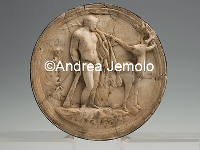 Museo Archeologico Nazionale Villa di Diomede - Oscillum con Eracle e la cerva cerinite, marmo | Andrea Jemolo