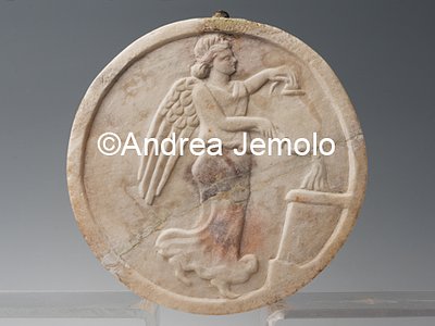Museo Archeologico Nazionale Villa di Diomede - Oscillum con figura femminile alata, forse Nike, davanti a un altare, marmo | Andrea Jemolo