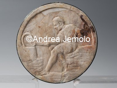Museo Archeologico Nazionale Villa di Diomede - Oscillum tondo con figura di fabbro davanti a una fornace, marmo | Andrea Jemolo